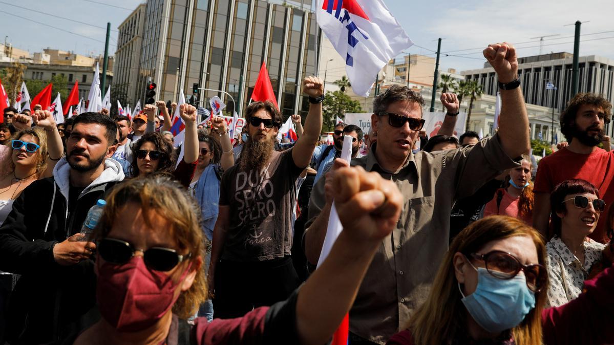 Partidarios del Partido Comunista Griego participan en un mitin conmemorativo del Primero de Mayo en Atenas.