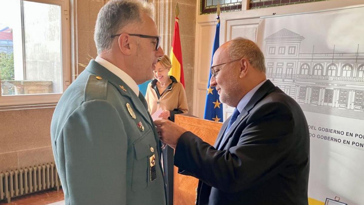 Abel Losada condecora a José Luis Lameiro.