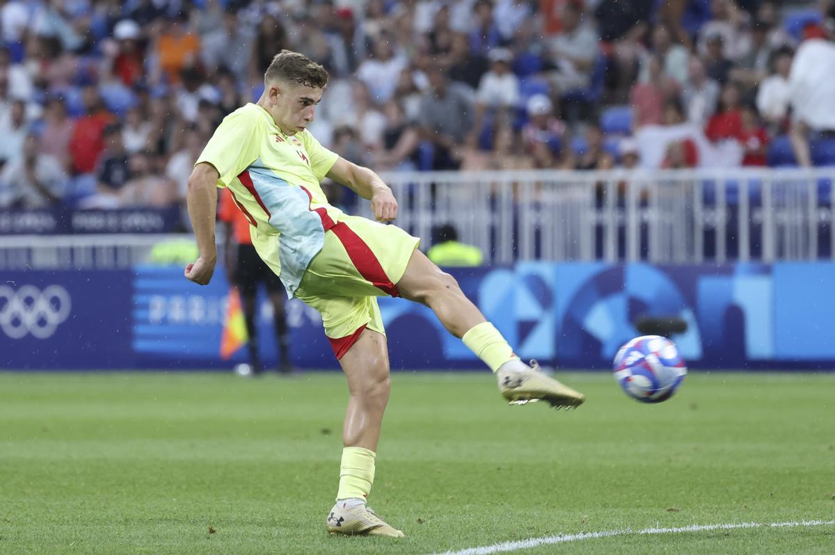 LYON (FRANCIA), 02/08/2024.- El centrocampista de España Fermín López lanza para marcar su segundo gol ante Japón, durante el partido de cuartos de final de fútbol masculino de los Juegos Olímpicos de París 2024, disputado en el Estadio de Lyon (Francia). EFE/ Kiko Huesca