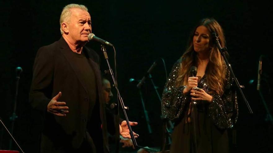Víctor Manuel y Marisa Valle Roso, durante su concierto en el teatro Lara de Madrid.