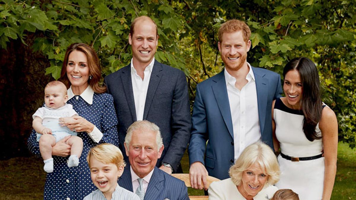 Foto familiar de la familia real británica con: Carlos, Camila, William, Harry, Meghan, Kate, George, Charlotte y Louis