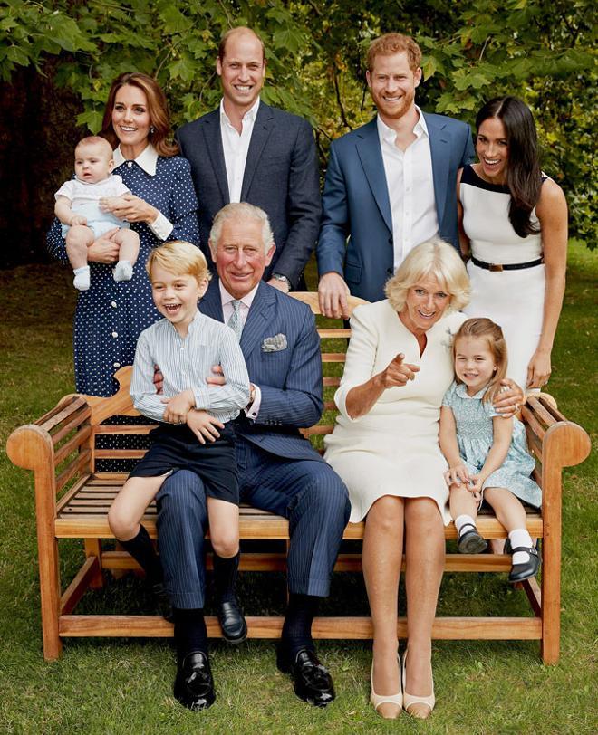 Foto familiar de la familia real británica con: Carlos, Camila, William, Harry, Meghan, Kate, George, Charlotte y Louis