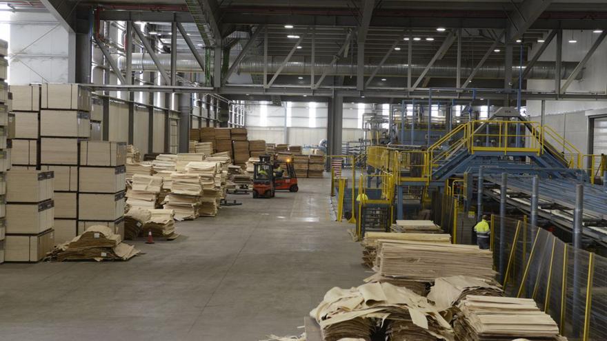 Trabajadores en la planta de tableros de la empresa donde ocurrió el accidente laboral.