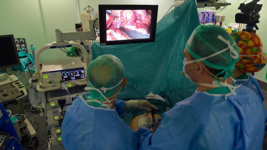 Los profesionales del Doctor Negrín intervienen quirúrgicamente a un paciente.