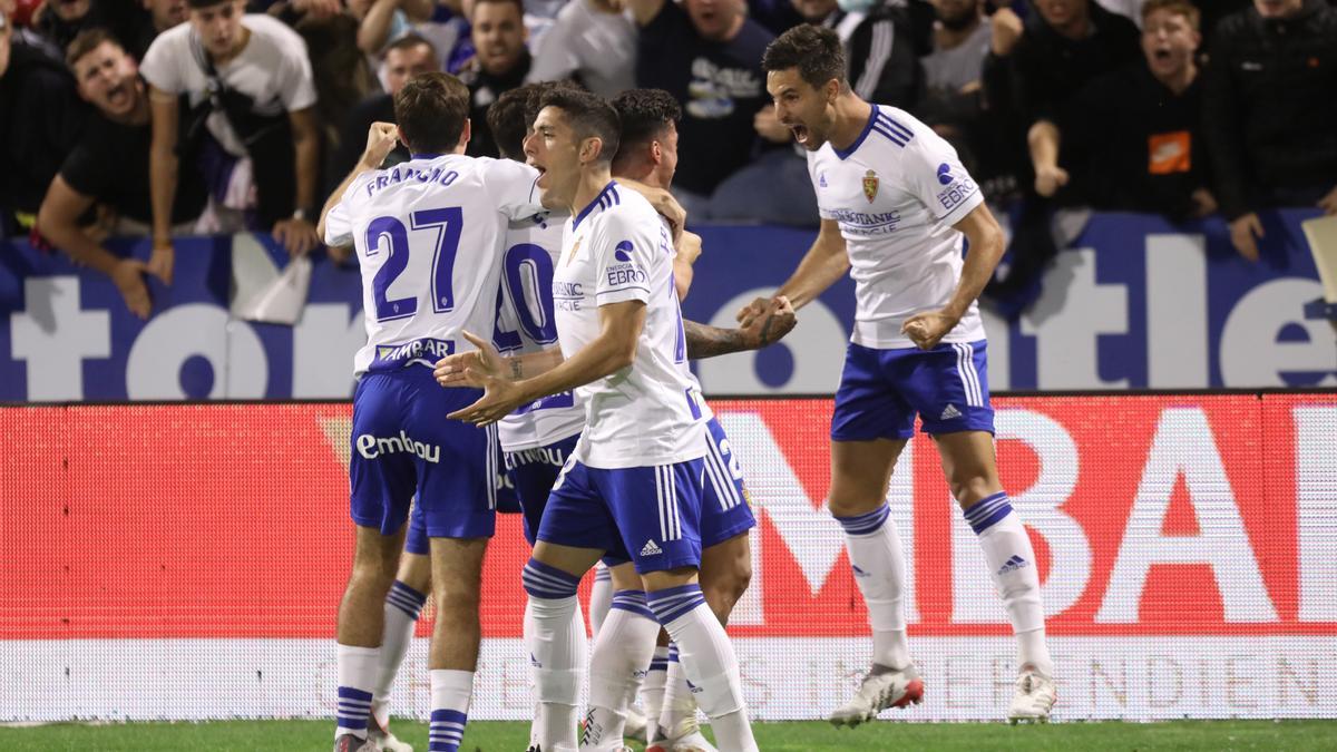 Adrián, Gámez, Francho y Álvaro celebran con Nano Mesa el tanto al Mirandés.