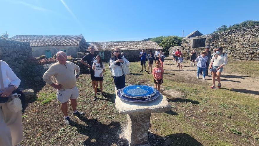 Un grupo de visitantes en la aldea de la isla.