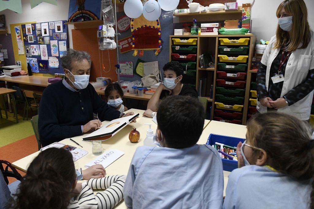 Pedro Cano lleva la pintura a Oncología Infantil de la Arrixaca
