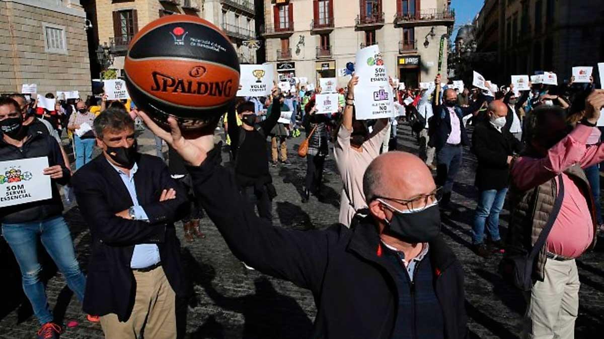 Manifestación del sector deportivo catalán en la plaza de Sant Jaume.