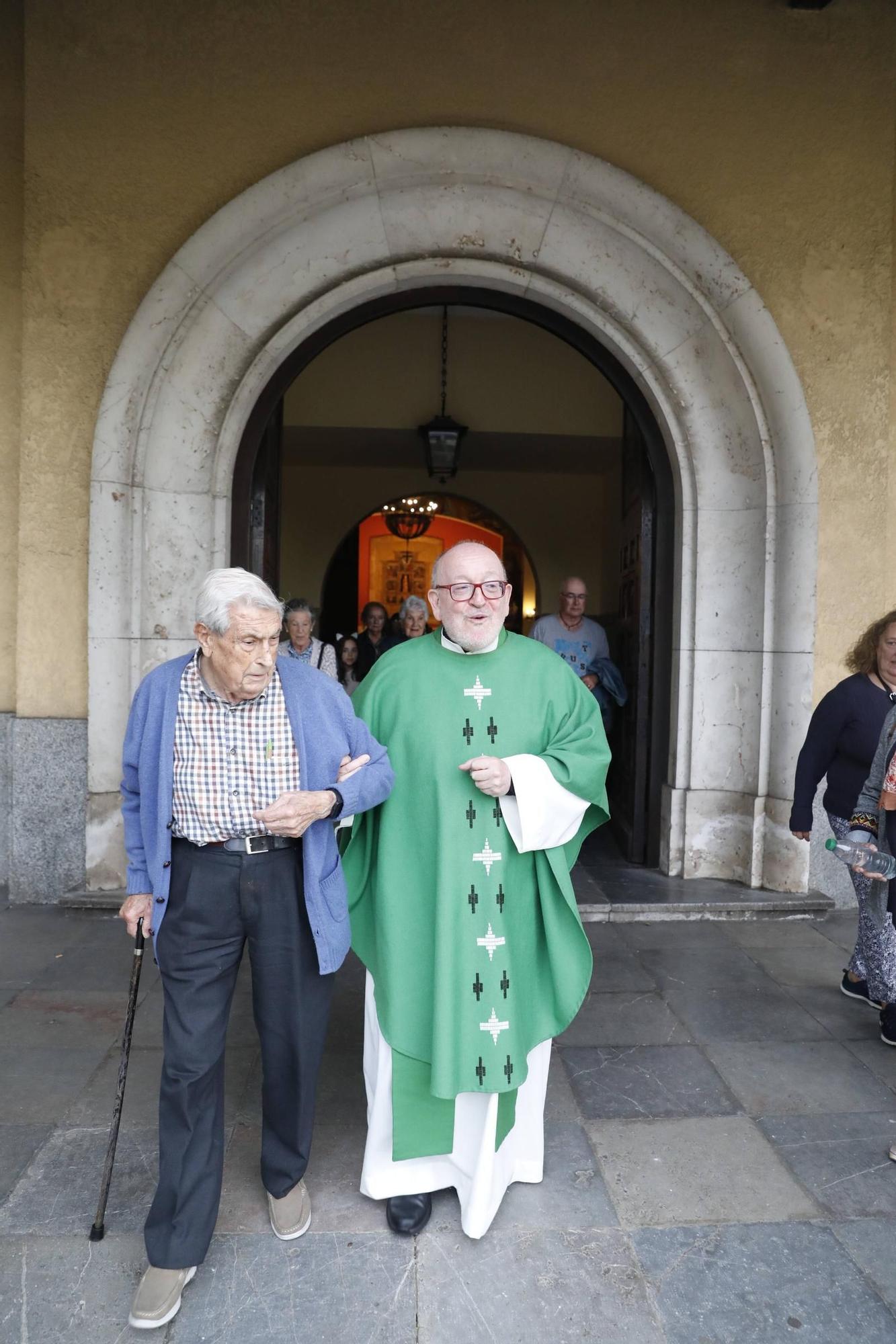 EN IMÁGENES: Así fue el exorcismo del nuevo párroco de Llaranes, Miguel Alderete