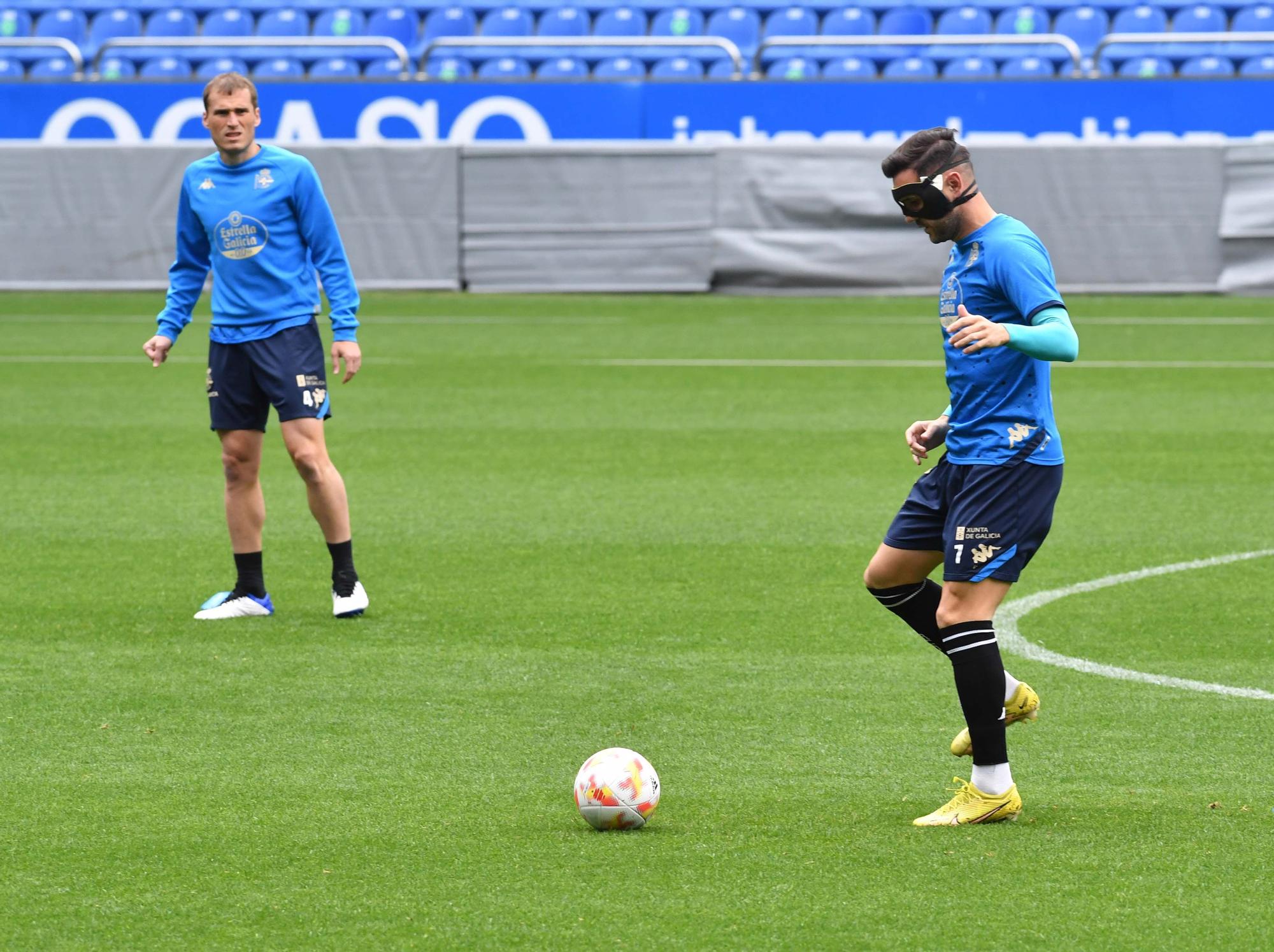 Lucas y Quiles entrenan con máscaras en Riazor