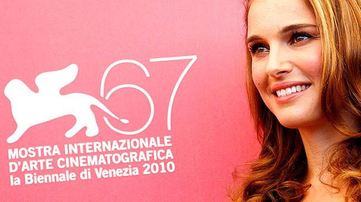 El festival de Venècia es va inaugurar l’1 de setembre amb aplaudiments per a l’actriu Natalie Portman. La protagonista de la pel·lícula ’El cigne negre’ és la favorita per guanyar la Copa Volpi que s’entrega a la millor actriu de l’esdeveniment. El festival de Venècia es va inaugurar l’1 de setembre amb aplaudiments per a l’actriu Natalie Portman. La protagonista de la pel·lícula ’El cigne negre’ és la favorita per guanyar la Copa Volpi que s’entrega a la millor actriu de l’esdeveniment.