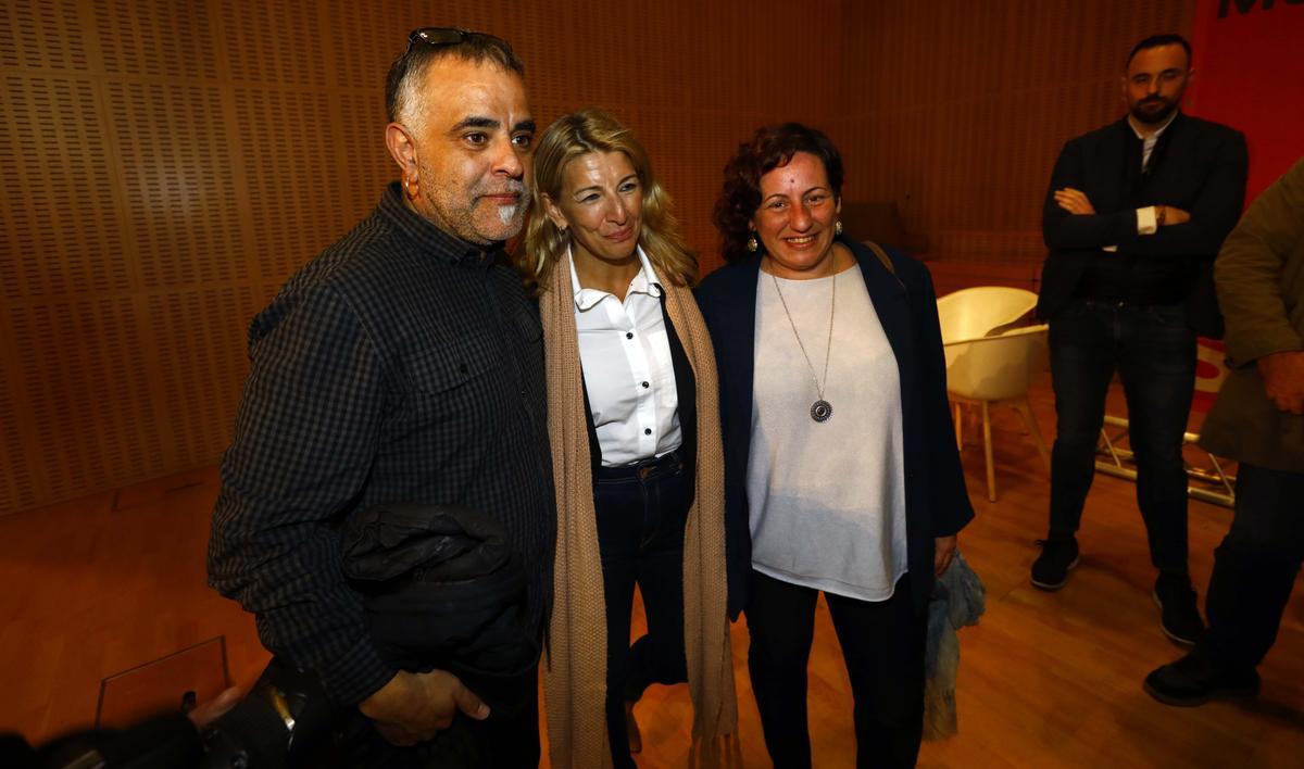 Los representantes de Podemos Aragón Andoni Corrales y Marta de Santos, con Yolanda Díaz en Zaragoza.