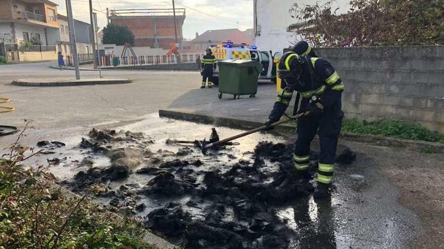 Los restos del contenedor de vidrio incendiado en Vilaxoán. // Cedida