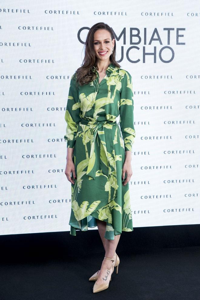 Eva Gonzalez en el acto de presentación de la nueva campaña de Cortefiel con un vestido floral y zapatos de la marca española