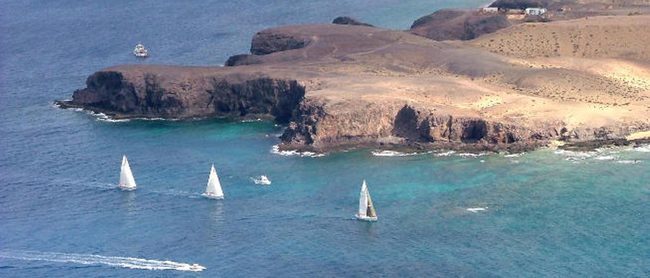 Varios veleros en aguas de la costa de Lanzarote.