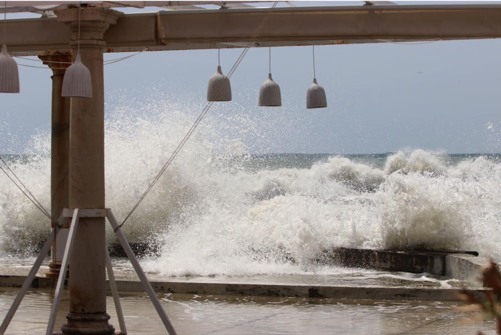 Temporal de viento y olas en las playas de Málaga