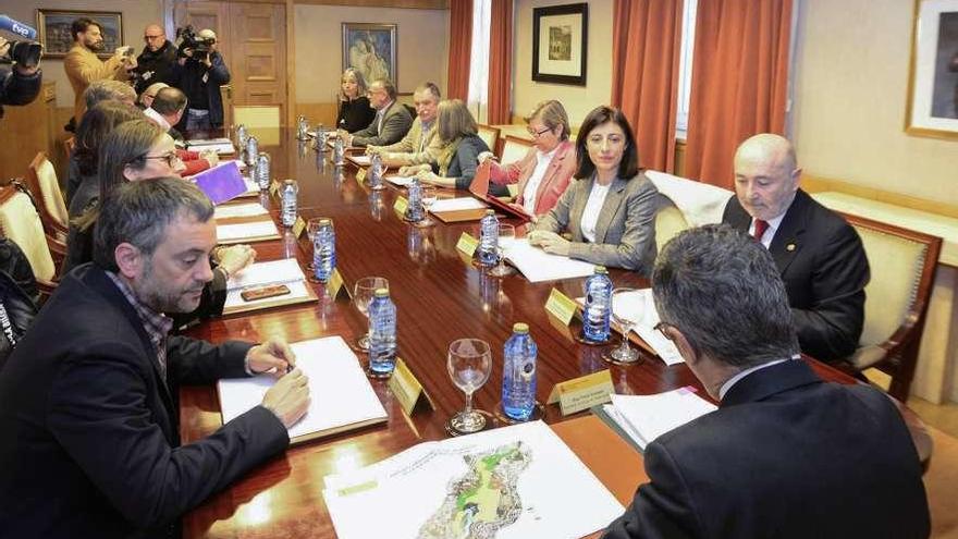 Reunión en la Delegación del Gobierno con el secretario de Estado de Medio Ambiente, Hugo Morán.