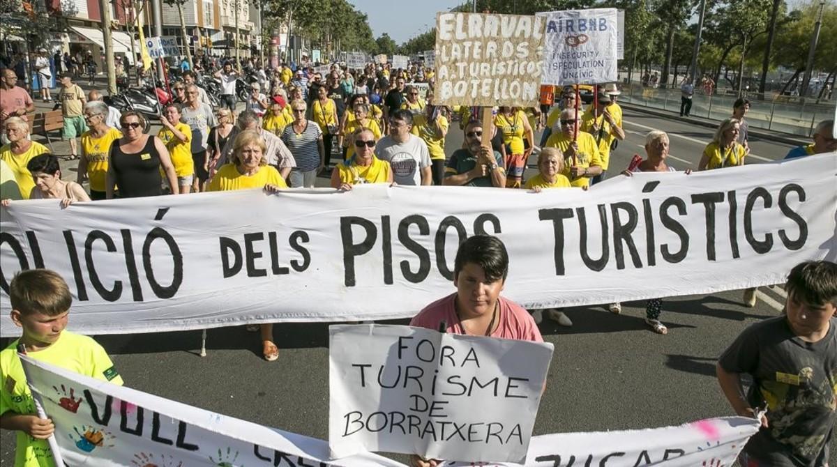 Manifestación de los vecinos de la Barceloneta contra la masificación turística, este sábado.