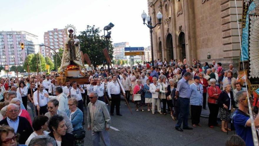 Cientos de feligreses, a las puertas de la iglesia de San José, ayer, durante la procesión de la Cofradía de la Virgen del Carmen.