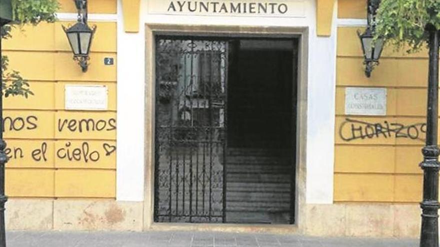 Aparecen pintadas en el ayuntamiento de Segorbe