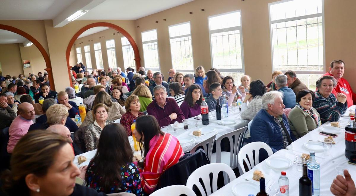 Arriba, los comensales asistentes al evento en el local social. A la izquierda, Gonzalo Louzao con la organización.  |