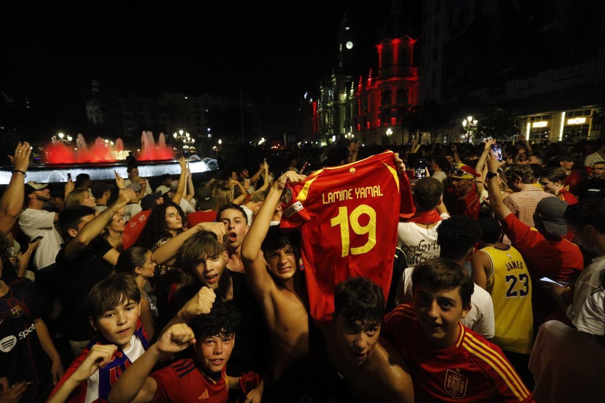 Euforia en València por el triunfo de La Roja