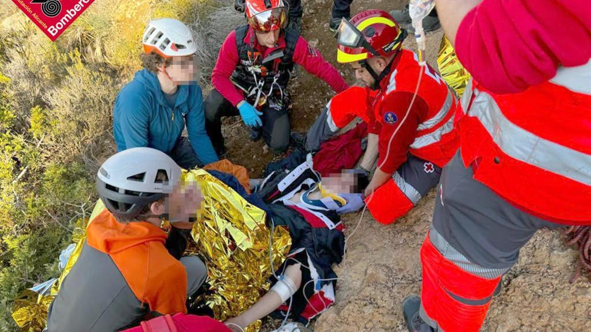 Momento en el que prestan la primera atención sanitaria a uno de los escaladores