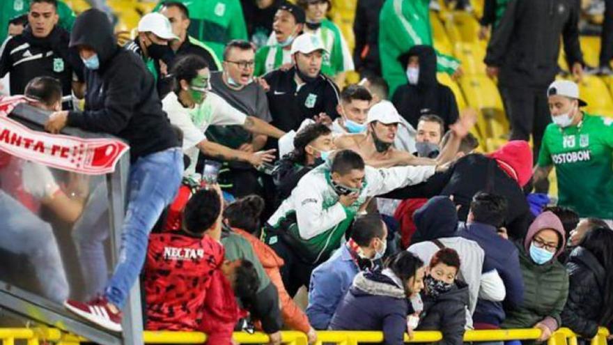 Altercado entre hinchas del fútbol.