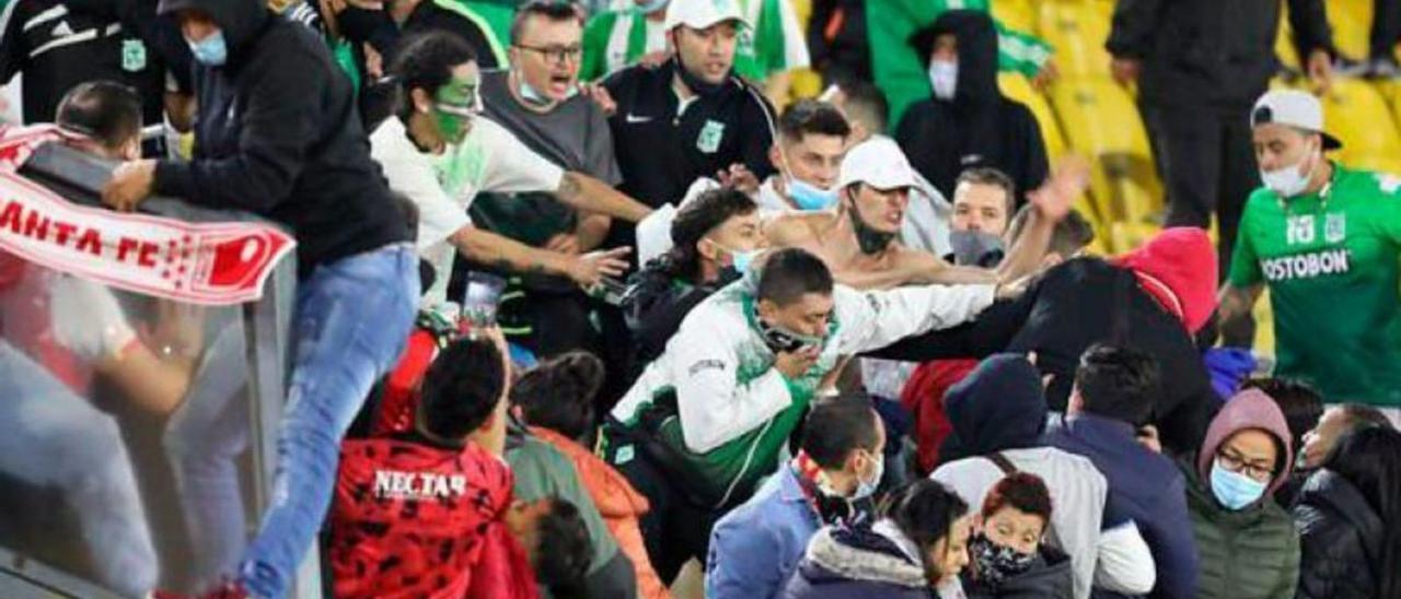 Altercado entre hinchas del fútbol.