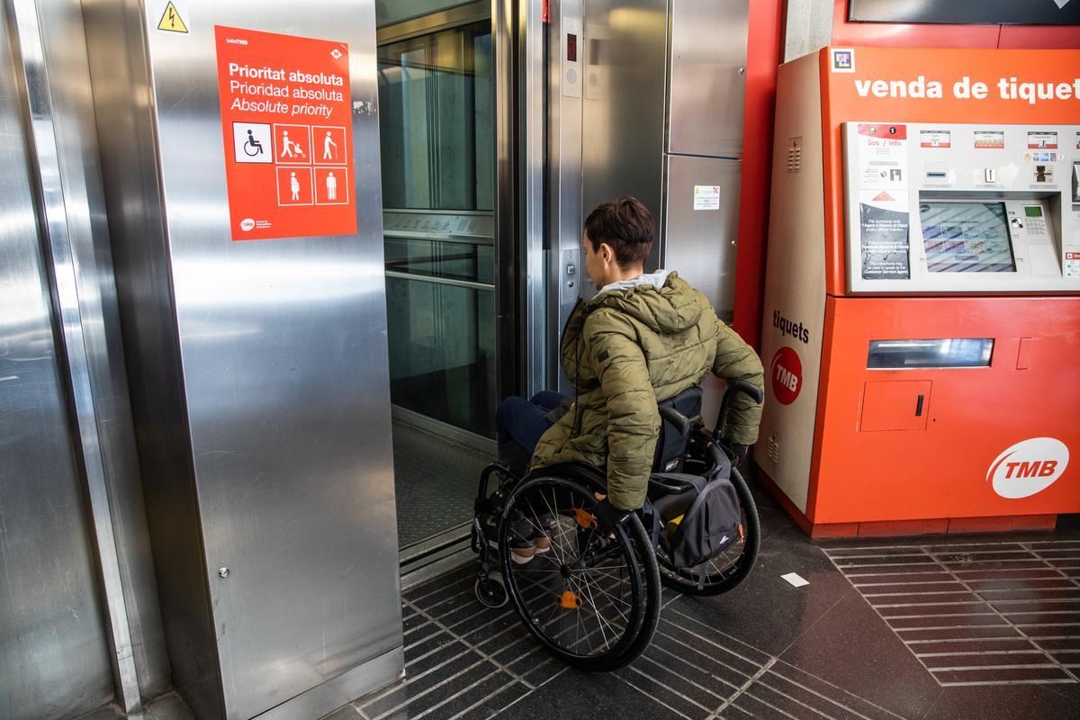 Personas con movilidad reducida piden mejoras en trenes, buses y estaciones para evitar accidentes y obstáculos en el acceso al transporte público