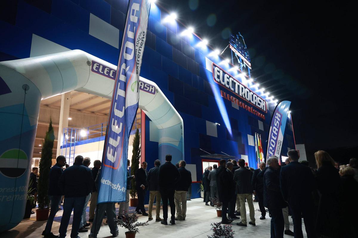 Fachada del nuevo centro logístico en la calle Molineros de Las Capellanías.