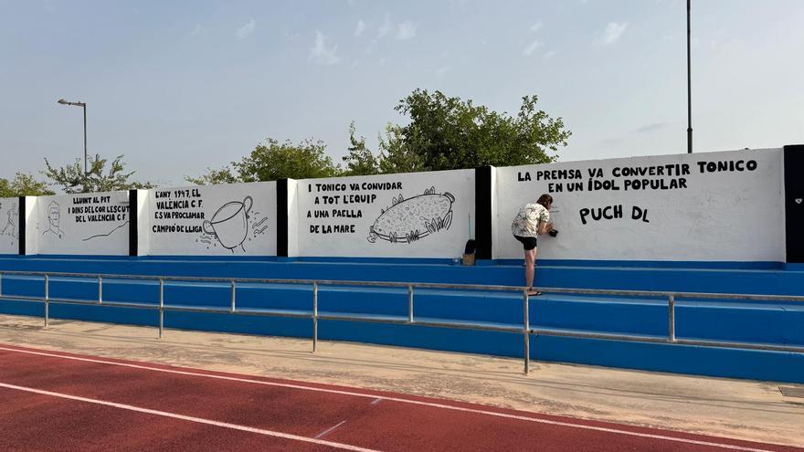 Sueca recupera el mural de 24 piezas dedicado en el estadio municipal al futbolista Antonio Puchades