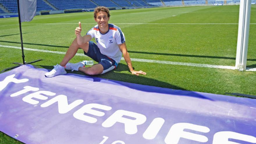 El centrocampista madrileño posa sobre el césped del Heliodoro Rodríguez López, escenario del derbi de esta tarde.