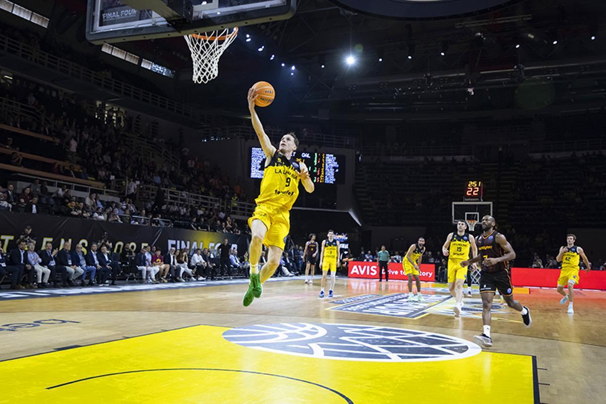 Huertas anota en el duelo de semifinales de la Champions 24/25 entre Canarias y Galatasaray.