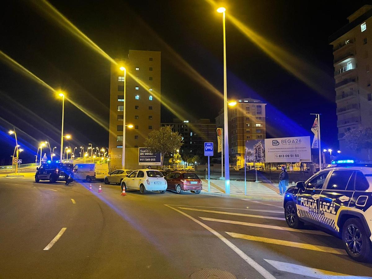 Agentes de la Policía Local de Cullera durante la intervención.