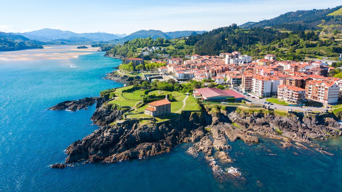 El paisaje que rodea a este pueblo merinero es espectacular.