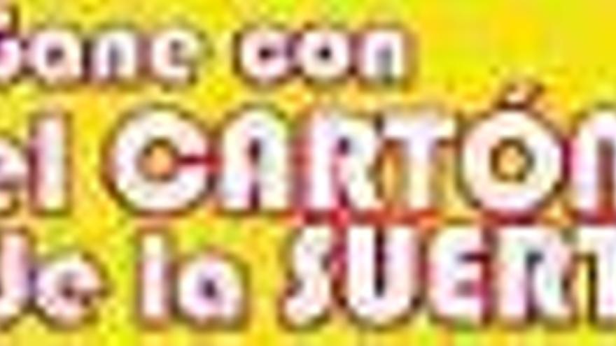 Arriba, Marco García, Inma Blanco y José Ramón García, en el Alimerka de Sama. Abajo, Alicia Martínez y Marta Helena Fernández, en Cabañaquinta.