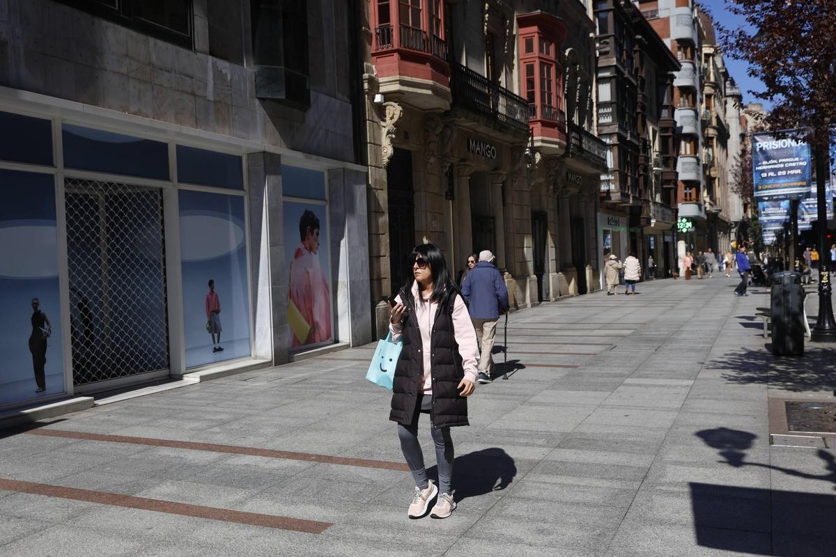 Gijón abraza el desembarco de grandes marcas a Corrida y Los Moros (en imágenes)