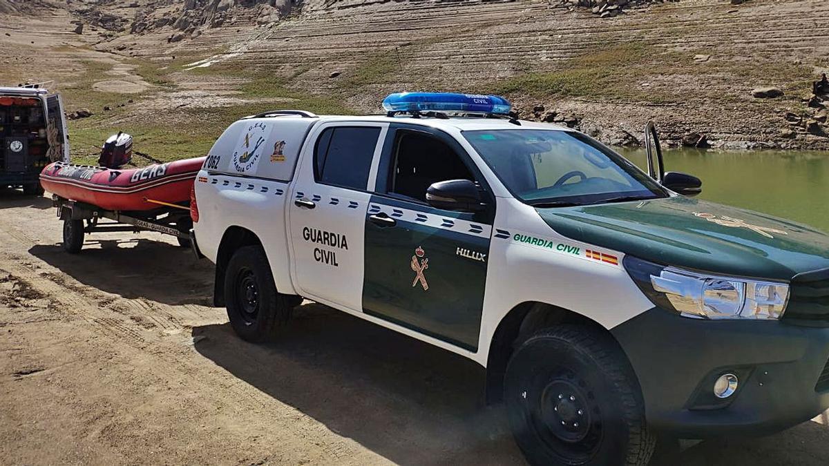 Lancha neumática del GEAS de la Guardia Civil, llegado desde Valladolid . | G. C.