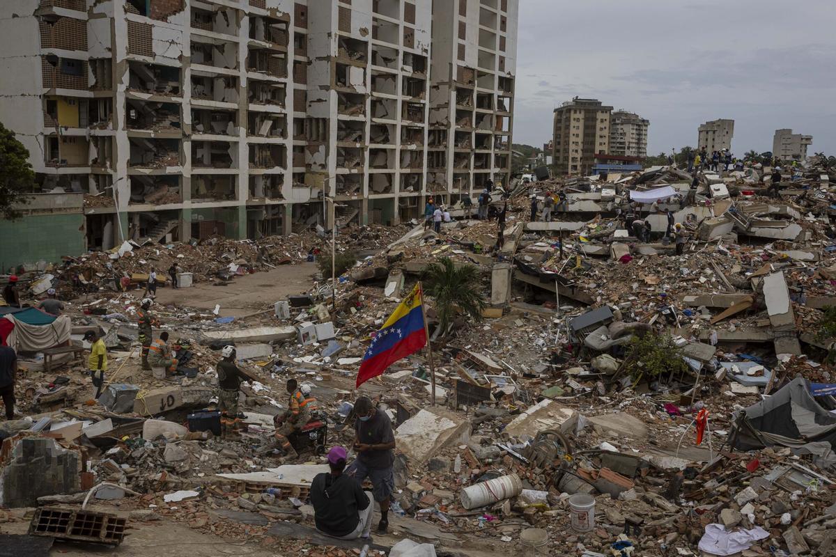Voluntarios y rescatistas realizan labores de búsqueda en una zona un afectada por el doble terremoto del 24 de junio, este viernes, en Caraballeda, La Guaira (Venezuela). EFE/ Miguel Gutiérrez