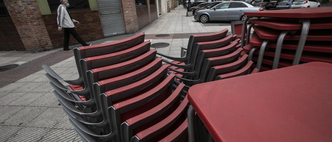 Sillas apiladas de la terraza de un bar en el barrio ovetense de Teatinos, Oviedo