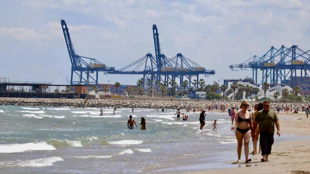La pèrdua de la bandera blava en la platja del Cabanyal acaba amb tempesta política