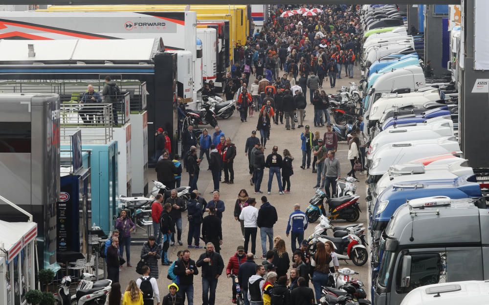 Más de 170.000 valientes desafían a la lluvia en Cheste