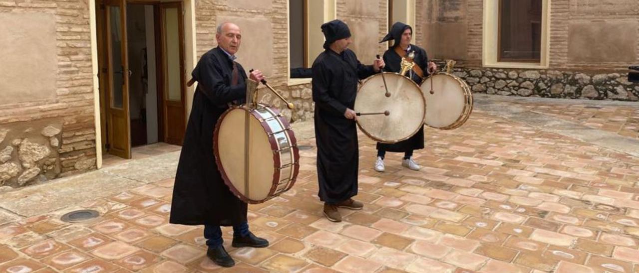 Exhibición de tambores en el patio del claustro del Convento de San Francisco tras el anuncio oficial de la declaración festera. | MICAELA FERNÁNDEZ