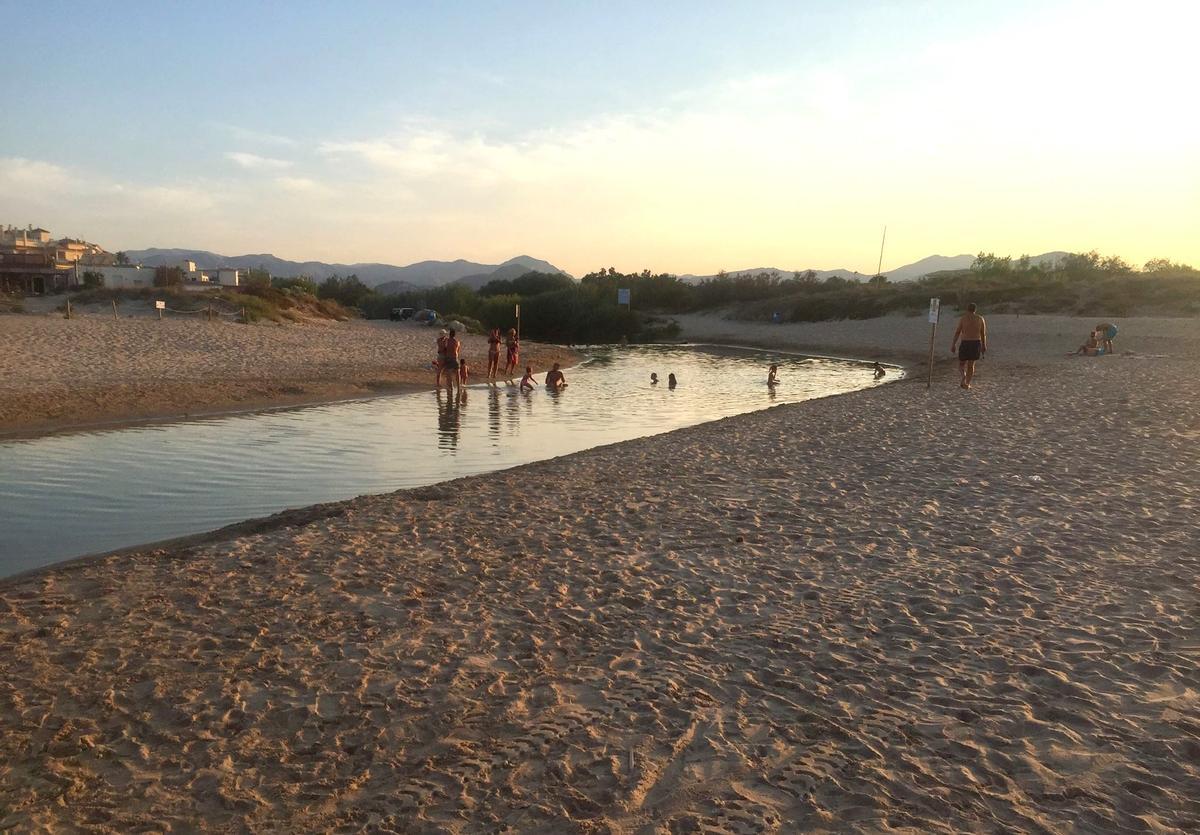 Desembocadura del río Molinell en la playa de Rabdells, en Oliva, en un atardecer del verano pasado.