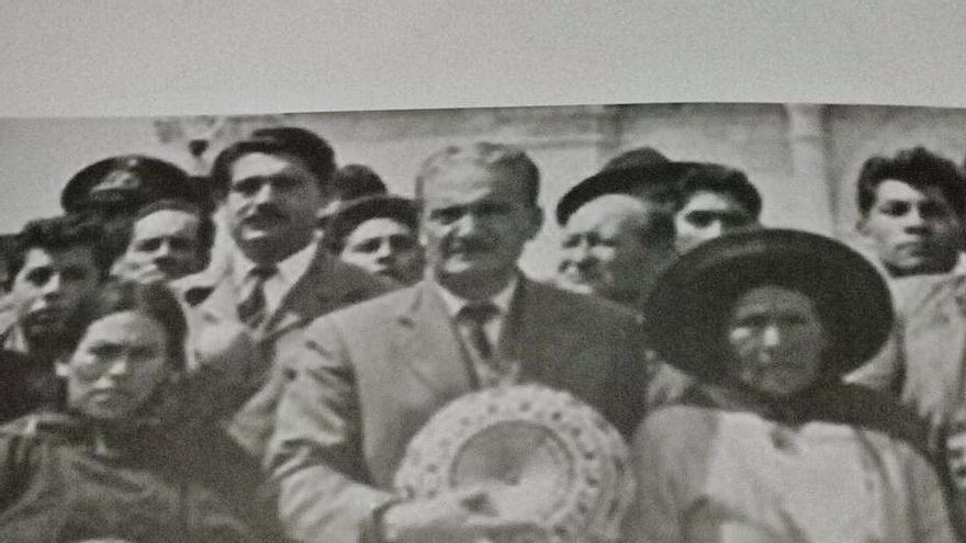 Arguedas en la Feria de Huancayo, Perú. 1956. | Cedida por A. J.