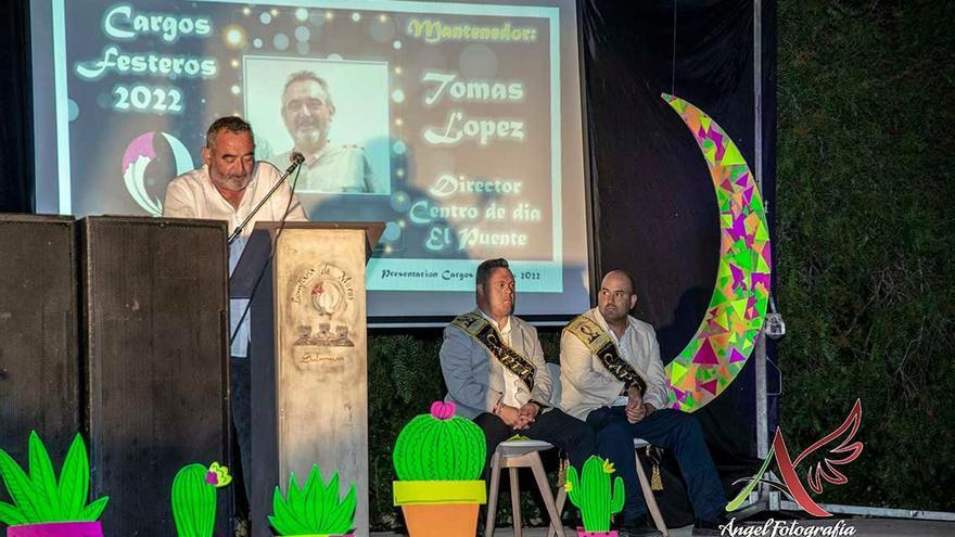 El director del Centro de Día El Puente asumió el encargo de la comparsa de ser el mantenedor de la velada.