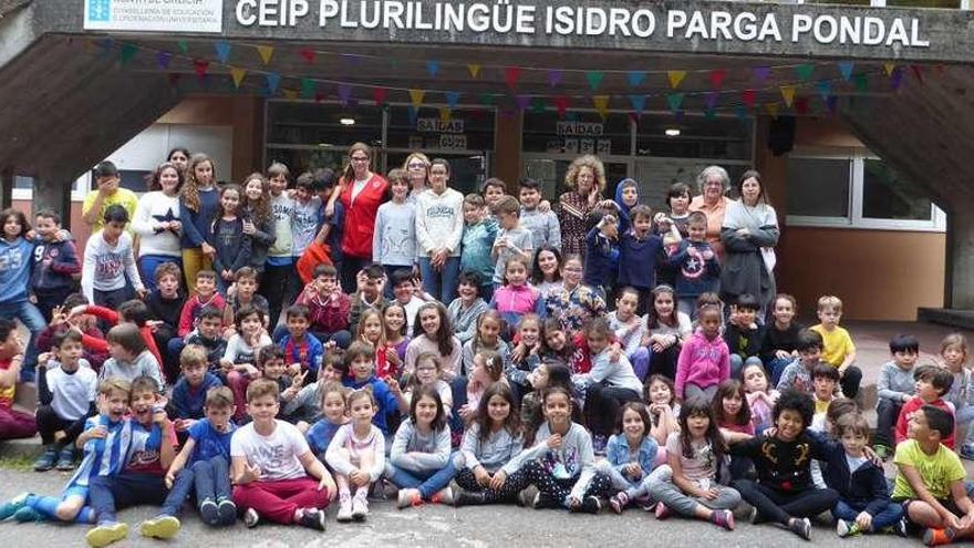 La comunidad escolar del Parga Pondal recauda 900 euros para Cruz Roja