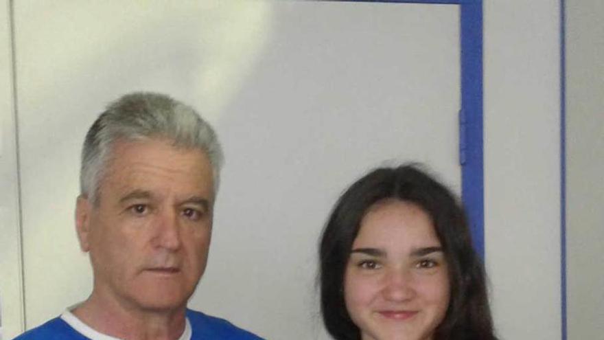 Nerea Fernández, con su entrenador, Lodario Ramón.