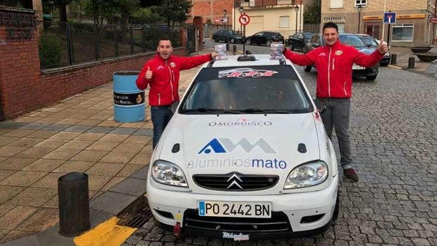 Méndez y Enríquez posan con el Saxo VTS de Adrián Gil.